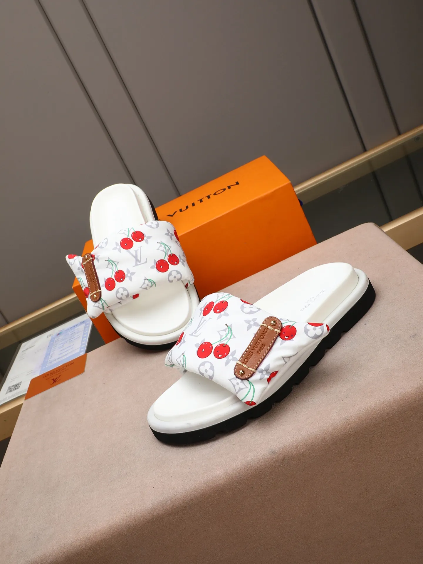 PP360 [LOUIS VUITTON] Louis Vuitton, LV printing, men's and women's slippers are on the market. The drawer box packaging comes with a cloth bag and a card. The upper pattern looks very soft and waxy, and it is a super versatile leg slimming tool. Fabric: imported denim/canvas/old fabric, LV hardware LOGO, official website pattern printing, comfortable to wear, feet: high-elastic PU water table. Sole: foam sole, heel height: about 5cm. Code number: 35-46, 35, 45, 46 are custom-made and non-returnable. Color: multiple colors and styles available.